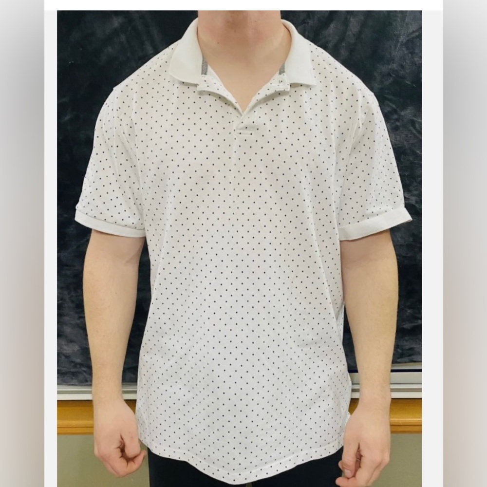 NWT Old Navy Polo Style men's shirt. White w navy dot. Size XL. Classic fit.